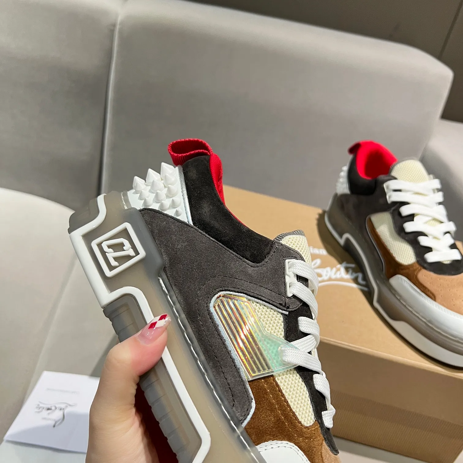 Men's shoes 💰700 🌹🌹🌹̋ Wang Junkai Yang Mi Xu Kai Zhang Jingyi Ding Chengxin Chen Muchi Wang Ziyi Same style Christian Louboutin 2024 [New product] ASTROLOUBI unisex thick-soled sports shoes red-soled shoes perfectly integrate fashion and sports, The fabrics are made of luxurious calfskin, soft suede, smooth satin and laminated leather, and the back is decorated with classic rivets. The interior is blended with a knitted tongue for added durability, breathability and quick-drying comfort. The outsole is made of a combination of EVA foam and imported rubber, and the colorful CL iconic letters on the side of the outsole show the brand's unique style. It is a ceiling-level comfortable skate shoe! ! ! Multiple colors available, currently men’s sizes 39--45
